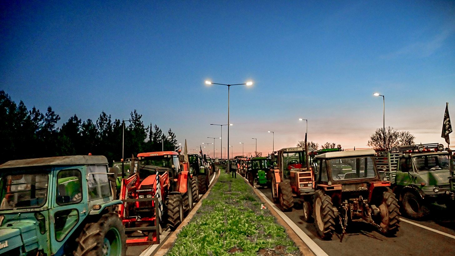 Κλιμακώνουν τις κινητοποιήσεις οι αγρότες της βόρειας Ελλάδας - Κλειστοί οι παράδρομοι της ΕΟ Αθηνών-Θεσσαλονίκης στο μπλόκο της Νίκαιας