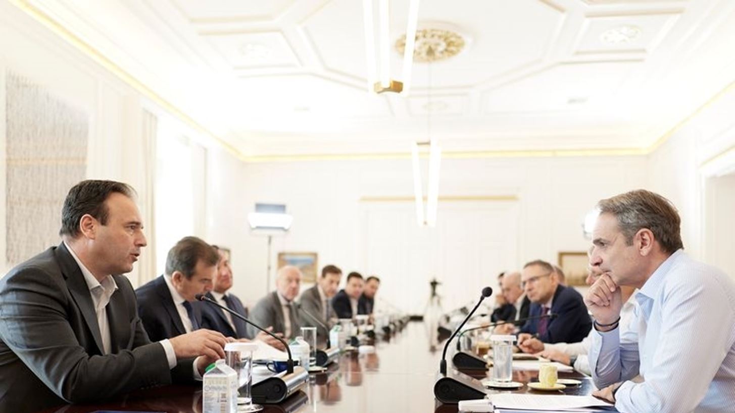 Τρία νέα ψηφιακά εργαλεία-"ασπίδα" για την προστασία των ανηλίκων από αλκοόλ και καπνό - Τι συζητήθηκε στο Μαξίμου