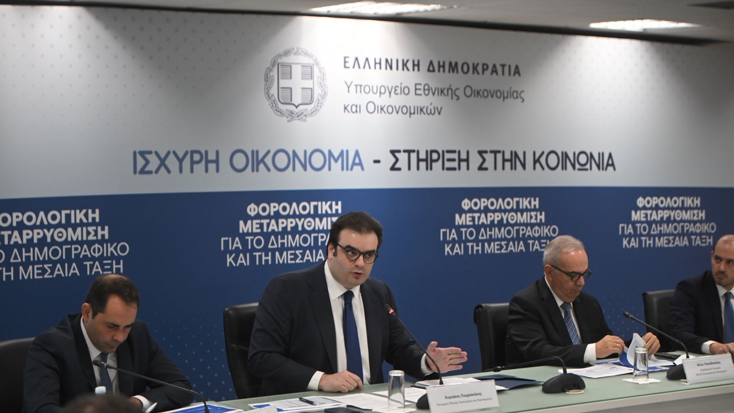 Στις Βρυξέλλες το προσχέδιο του Προϋπολογισμού του 2026 - Πόσο μειώνεται η φορολογική επιβάρυνση και το ποσοστό φτώχειας με τα νέα μέτρα