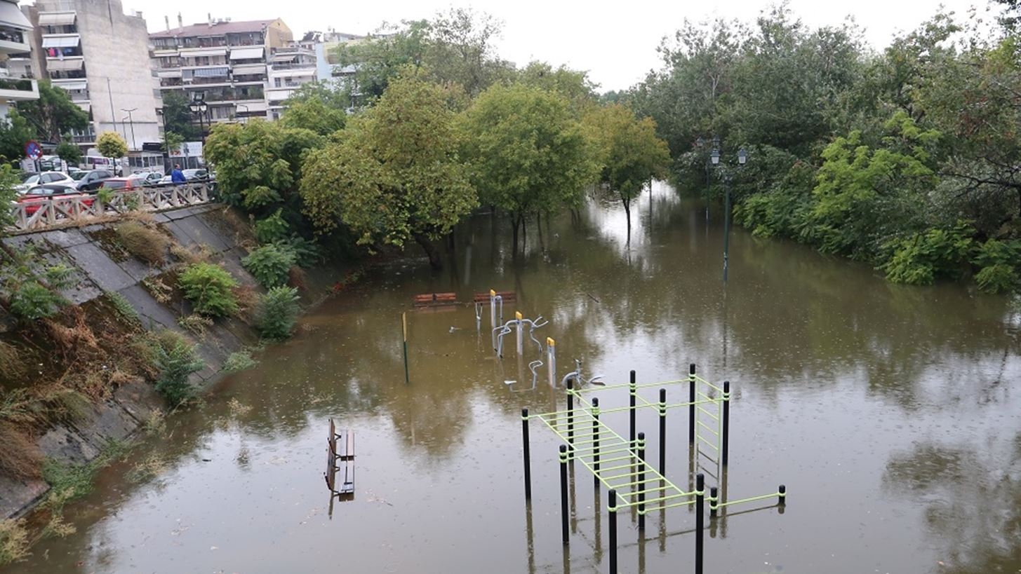 Χιλιάδες στρέμματα καλλιεργειών καλύφθηκαν από την υπερχείλιση του Πηνειού ποταμού σε Τρίκαλα και Λάρισα
