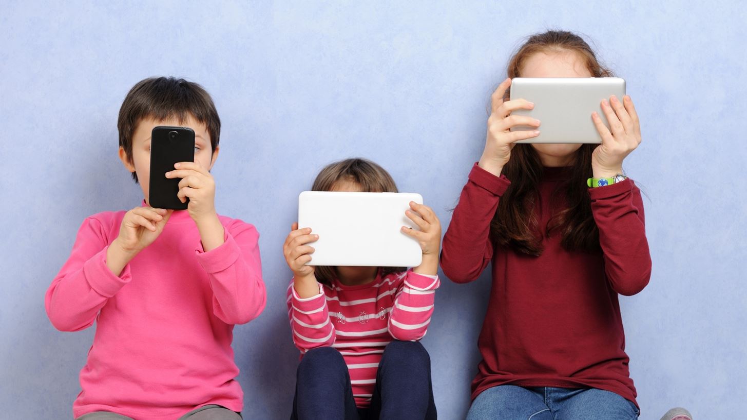 Κινητό σε παιδιά κάτω των 12 ετών: Έλλειψη ύπνου, κατάθλιψη, παχυσαρκία και πολλά ακόμη προβλήματα υγείας δείχνει μελέτη