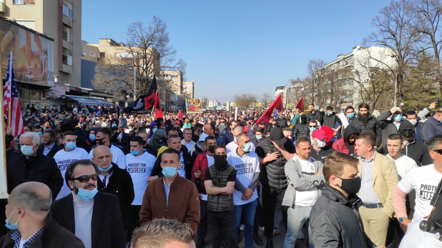 Μεγάλη συγκέντρωση Αλβανών στα Σκόπια υπέρ πρώην ηγετικών στελεχών του UCK που δικάζονται στη Χάγη για εγκλήματα πολέμου