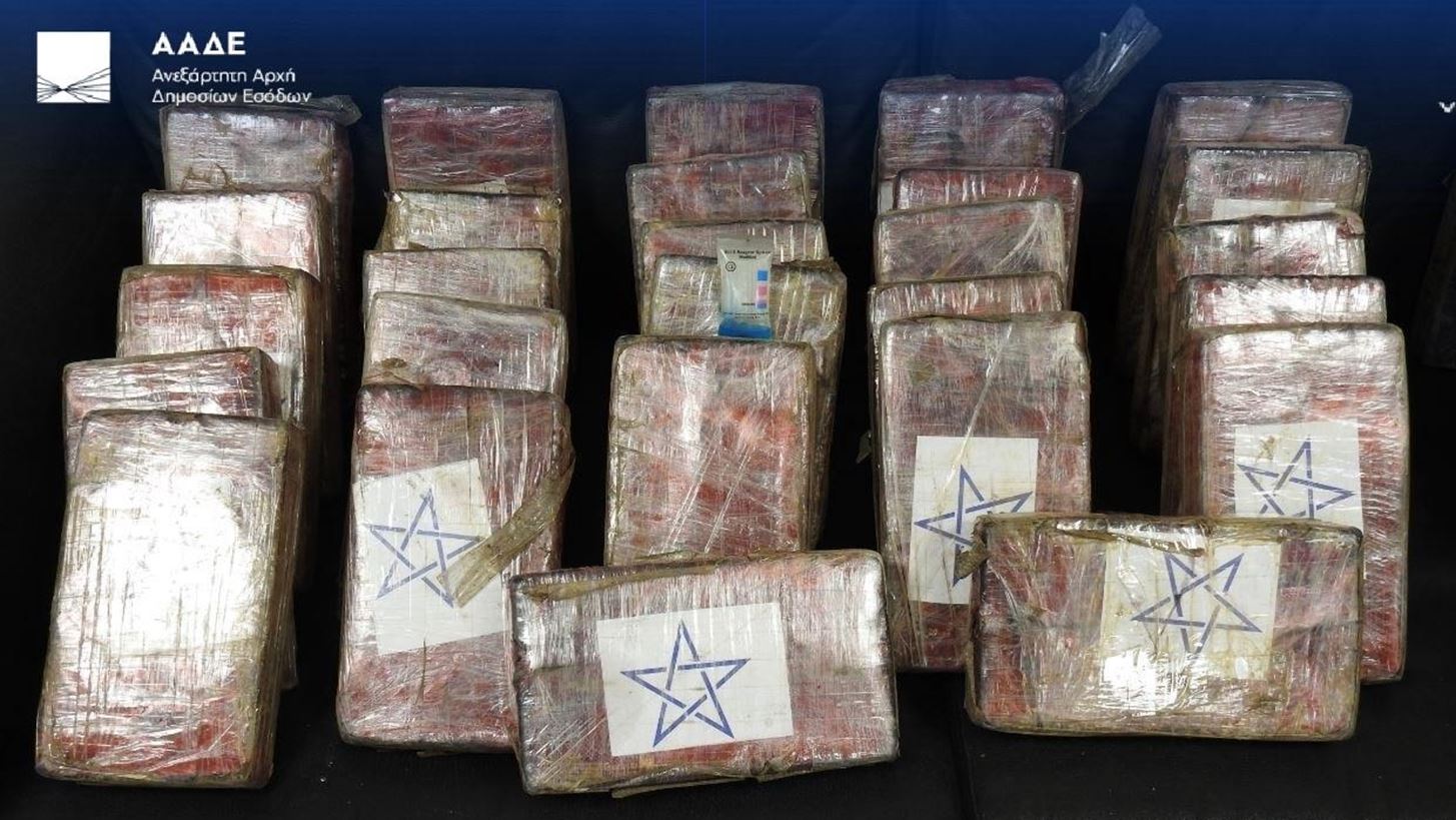 Πειραιάς: Κατασχέθηκαν 39 κιλά κοκαΐνης αξίας άνω του €1 εκατ. σε κοντέινερ με μπανάνες