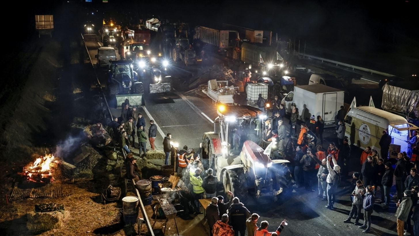 Γαλλία: Έκκληση για χριστουγεννιάτικη εκεχειρία στις αγροτικές κινητοποιήσεις απευθύνει η κυβέρνηση