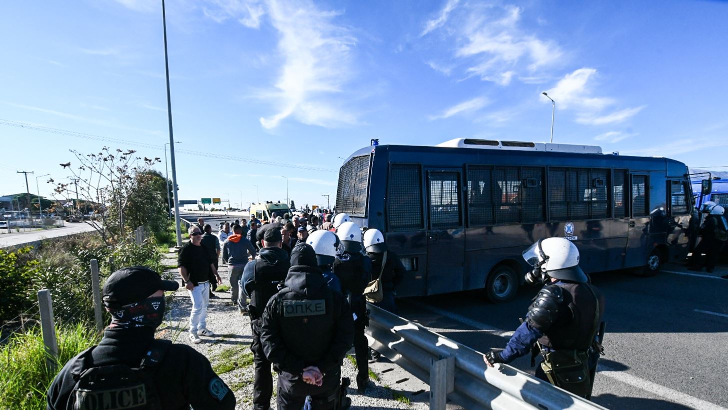 Ένταση στην Πάτρα – Μπλόκο της ΕΛΑΣ στους αγρότες πριν τη γέφυρα Ρίου-Αντιρρίου