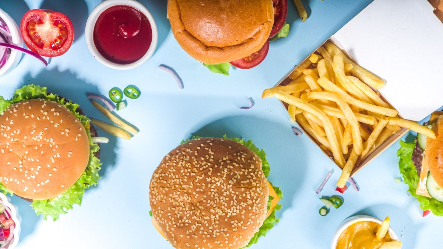 Fast food και έτοιμα σνακ αυξάνουν το κίνδυνο για καρκίνο του παχέος εντέρου