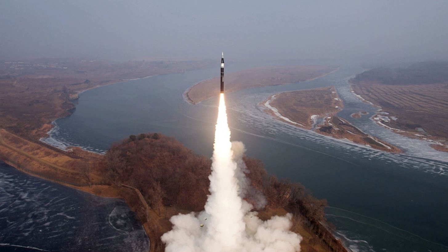 Η Βόρεια Κορέα εκτοξεύει βαλλιστικούς πυραύλους λίγες ημέρες πριν από την επίσκεψη Τραμπ στην Ασία