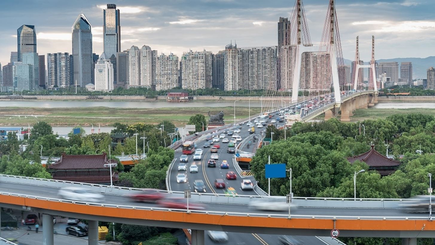 Reuters: Η Κίνα κατακλύζει τον κόσμο με βενζινοκίνητα αυτοκίνητα που δεν μπορεί να πουλήσει εντός συνόρων