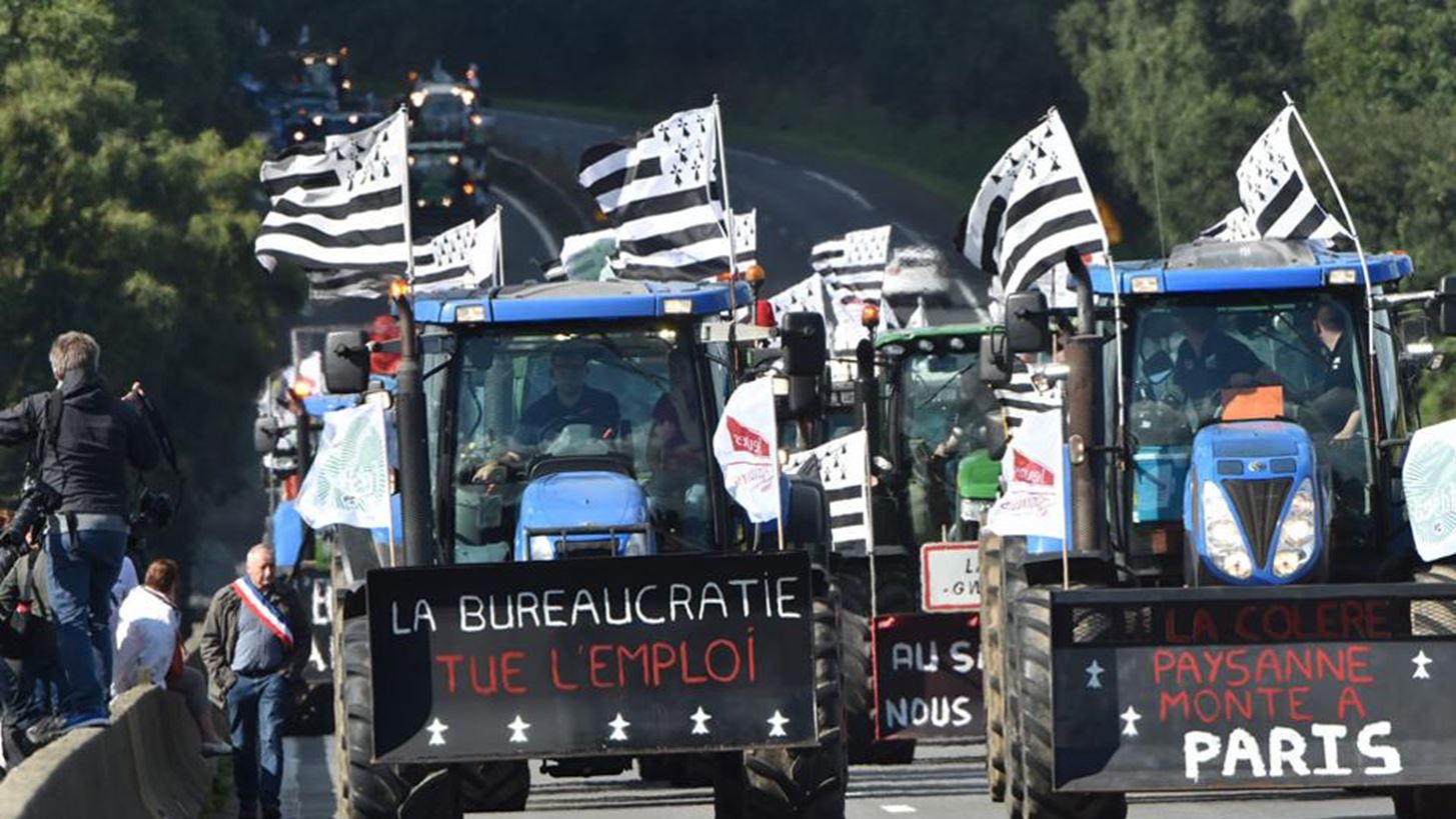 Γαλλία: Δρόμοι και σιδηροδρομικός άξονας αποκλεισμένοι από οργισμένους αγρότες