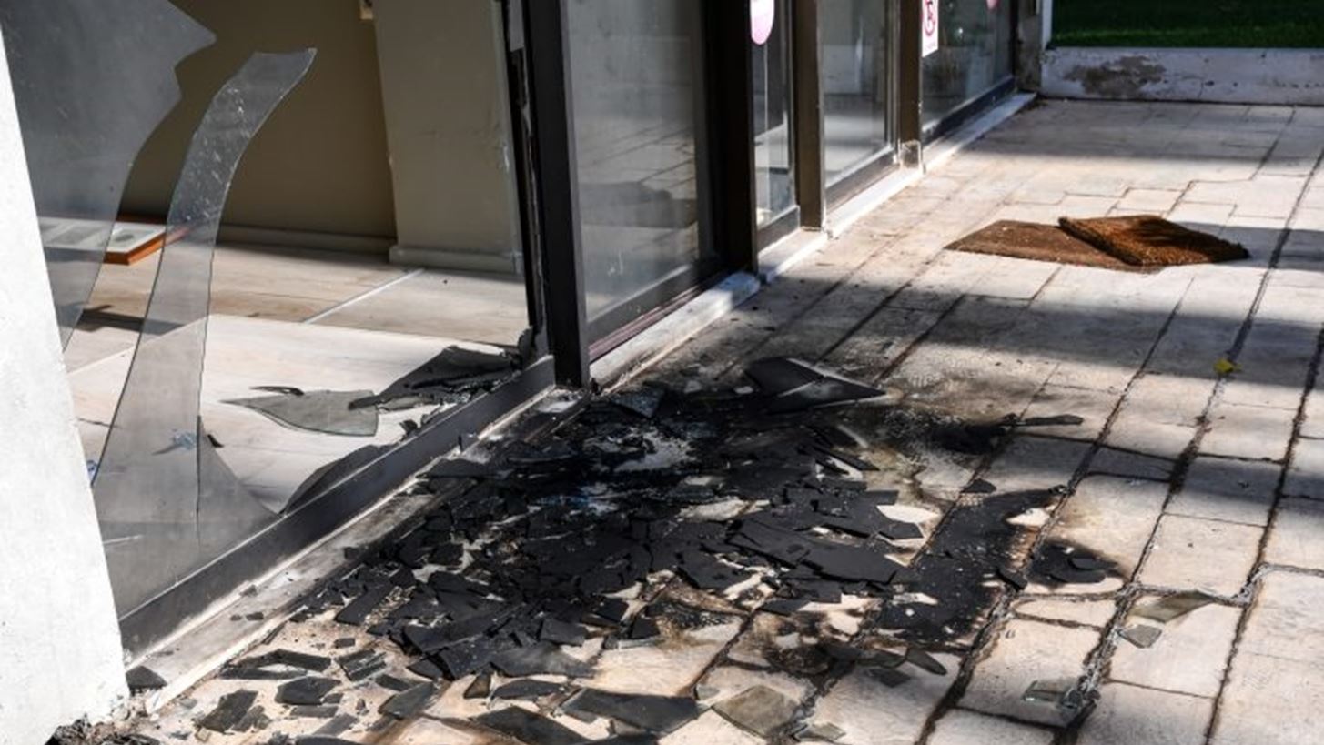 Γκαζάκι έξω από τα γραφεία του site της Ομάδας Αλήθειας στην Παλλήνη