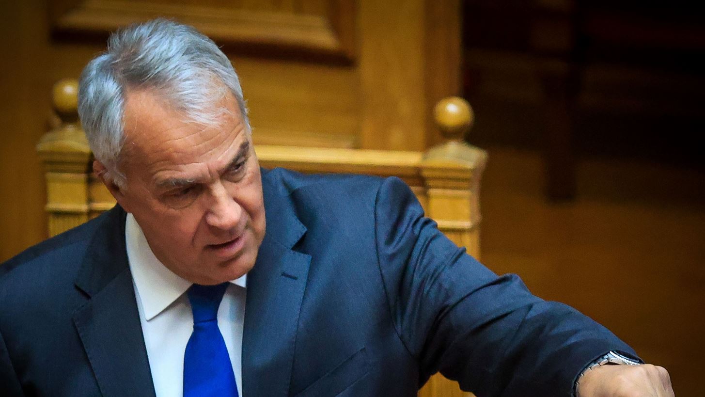 Κουκουλοφόροι επιτέθηκαν με αυγά στον Μ. Βορίδη μέσα σε εστιατόριο στο Ηράκλειο Κρήτης