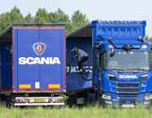 Ποδηλάτης πήδηξε μέσα από κινούμενα φορτηγά (video)