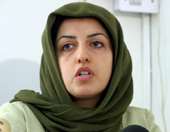 Ιράν: Η βραβευθείσα με Νόμπελ Ειρήνης Ναργκίς Μοχαμαντί μεταφέρθηκε δύο φορές στο νοσοκομείο μετά τη "βίαιη σύλληψή" της