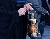 Θεσσαλονίκη: Το Άγιο Φως έφτασε λίγα λεπτά πριν τις 9 στο αεροδρόμιο "Μακεδονία"