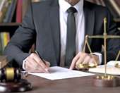 Δικαστές-δικηγόροι: Στο "κόκκινο" η κόντρα για την "απαίτηση" να αλλάζει συνήγορο ο κατηγορούμενος αν αυτός "ασχημονεί" στο ακροατήριο