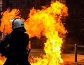 Θεσσαλονίκη: Κουκουλοφόροι έριξαν μολότοφ σε αστυνομικούς έξω από το τουρκικό προξενείο