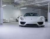 Video: Μπήκαμε στο μυστικό γκαράζ της Porsche