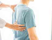 Η μικρή καθημερινή συνήθεια που μπορεί να μας ανακουφίσει από τον πόνο στην πλάτη