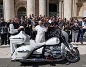 Ο Πάπας Λέων ευλόγησε και υπέγραψε μια BMW R18 Transcontinental