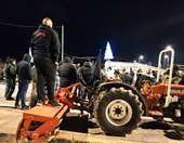 Παραμένουν οι αγρότες στο μπλόκο της Νίκαιας – Κλειστή η εθνική οδός Αθηνών-Θεσσαλονίκης