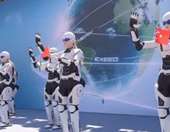 Μια νέα εποχή στην εξυπηρέτηση πελατών: Το ρομπότ Mornine παρουσιάζει οχήματα της Chery στη Μαλαισία