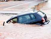 Τι πρέπει να κάνεις αν πέσεις με το αυτοκίνητο στο νερό