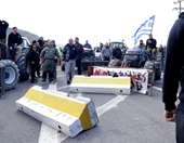 Ηράκλειο: Κλειστό το αεροδρόμιο - Εισέβαλαν στην πίστα αγρότες και κτηνοτρόφοι