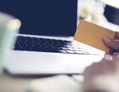 Online shopping στις γιορτές: Τι πρέπει να προσέχεις πριν πατήσεις "αγορά"