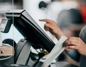 POS: Σαρωτικοί έλεγχοι και βαριές καμπάνες για παραβάσεις στη διασύνδεση με ταμειακές