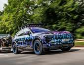 Ο Richard Hammond αποκαλύπτει την ηλεκτρική Porsche Cayenne