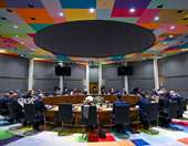 Προς αποκλιμάκωση της έντασης Ε.Ε.- ΗΠΑ:  Τα μηνύματα των "27" ηγετών, οι "κόκκινες γραμμές" και η πρόταση Μητσοτάκη