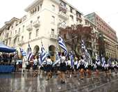 Θεσσαλονίκη: Υπό καταρρακτώδη βροχή παρέλασαν οι μαθητές κερδίζοντας το θερμό χειροκρότημα του κόσμου