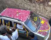 Απίστευτο: Έθαψαν το αυτοκίνητό τους με θρησκευτικές τιμές (video)