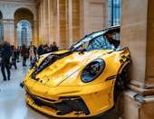 Kαμπάνια με τρακαρισμένες Porsche στο Λούβρο έγινε viral