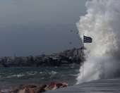 Θεσσαλονίκη: Πτώσεις δεκάδων δέντρων και πινακίδων από τους ισχυρούς ανέμους μέχρι και 8 μποφόρ