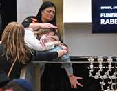 Επίθεση στο Σίδνεϊ: Για τρομοκρατία και άλλα 58 αδικήματα κατηγορείται ο δράστης - Ξεκίνησαν οι κηδείες των θυμάτων