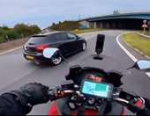 Μοτοσυκλετιστής γλιτώνει παρα τρίχα το ατύχημα-δείτε τι κάνει μετά