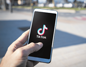 Αλβανία: Η κυβέρνηση αναστέλλει την απαγόρευση του Tik Tok