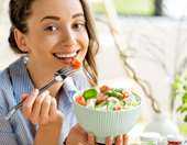 Αυτά είναι τα φαγητά που μας γερνάνε πιο γρήγορα