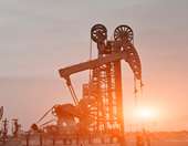 Πώς ο Τραμπ οδηγεί τον κόσμο πίσω στο πετρέλαιο και το φυσικό αέριο