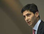 Κέβιν Γουόρς: Ο Τραμπ ήθελε "περιστέρι" στη Fed και επέλεξε "γεράκι"