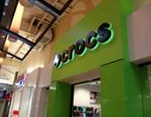 Γιατί ξεπουλάνε τα Crocs στην Ελλάδα - Η μήνυση στον Τραμπ