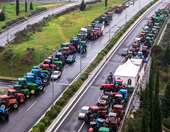 Χριστουγεννιάτικη ταλαιπωρία για τους εκδρομείς: Ουρές χιλιομέτρων στο Σχηματάρι - Live χάρτης με τα μπλόκα