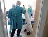 Σε έξαρση η μηνιγγίτιδα, ανησυχία για τη μεταδοτικότητα λόγω των τριημέρων