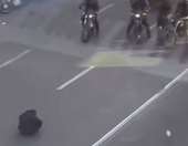 Ιράν: Βίντεο ενός διαδηλωτή απέναντι στις αστυνομικές δυνάμεις κάνει τον γύρο του διαδικτύου