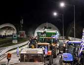 Σταδιακή άρση των αποκλεισμών από τους αγρότες ενόψει της συνάντησης με τον Πρωθυπουργό