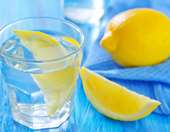 Τελικά μας ωφελεί να πίνουμε ζεστό νερό με λεμόνι το πρωί;