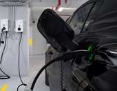 Τα ηλεκτρικά αυτοκίνητα κάνουν πλέον περισσότερα χιλιόμετρα από τα θερμικά