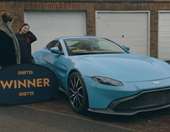 Δείτε την έκπληξη νεαρής όταν βλέπει την Aston Martin Vantage που κέρδισε σε διαγωνισμό