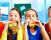 Έκθεση σε διαφημίσεις πρόχειρου φαγητού αυξάνει την κατανάλωση θερμίδων στα παιδιά